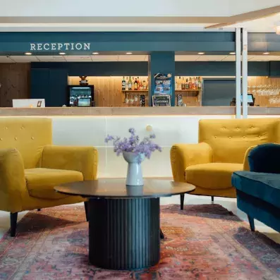 réception avec fauteuils et table