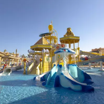 tour de tobbogans pour enfants avec piscine 