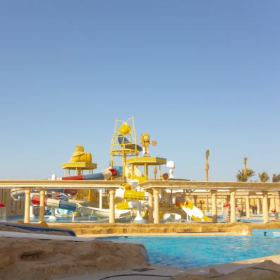 vue de loin de la tour avec toboggans pour enfant et rivière piscine