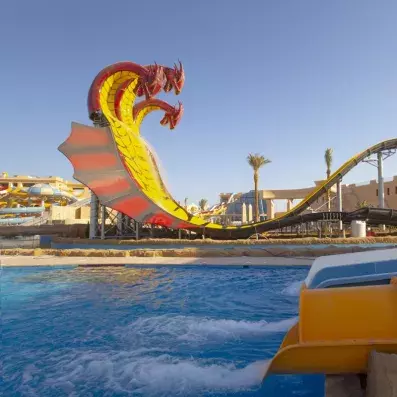 piscine avec toboggan dragon de profil 