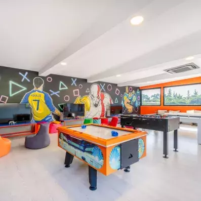 salle de jeux pour les adolescents avec machines et poufs