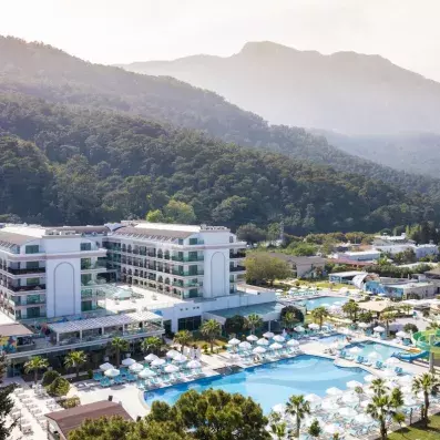 vue de l'hôtel avec ses piscines et ses palmiers