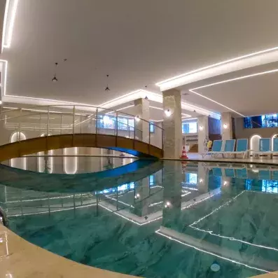 piscine intérieur avec transats et ponts
