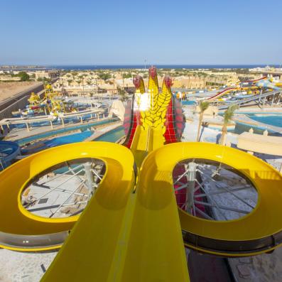 tobbogan vue de l'intérieur avec vue d'ensemble sur l'aquapark