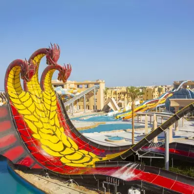 toboggan dragon rouge et jaune avec vue d'ensemble sur l'aquapark