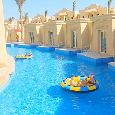 rivière piscine avec des personnes sur des bouées 