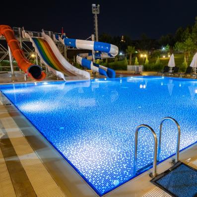 piscine avec toboggan