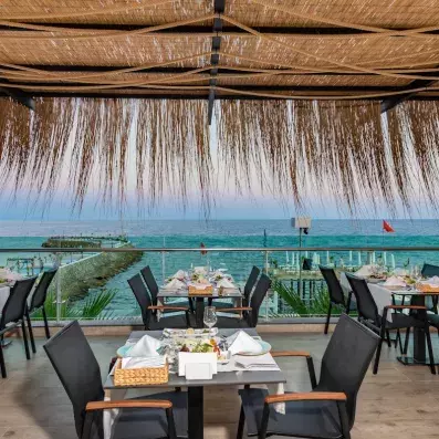 table de restaurant dressés face à la mer 