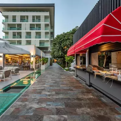 snack extérieur avec vue de l'hôtel