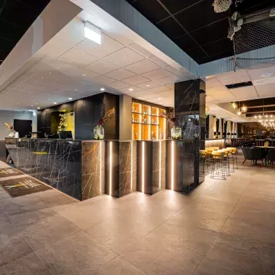 Comptoir de réception moderne et design en marbre noir à l'accueil de l'Hôtel Sodankylä.