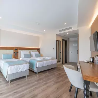 grande chambre avec un lit double et un lit simple avec un bureau