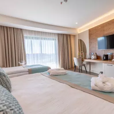 chambre avec un lit double et un lit simple