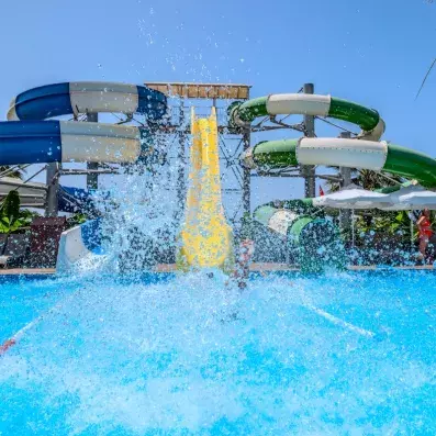 piscine avec des toboggans