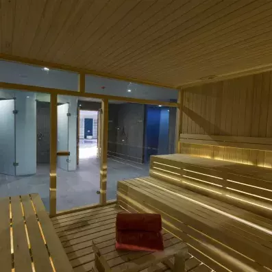 espace de détente avec un sauna à pierres chaudes