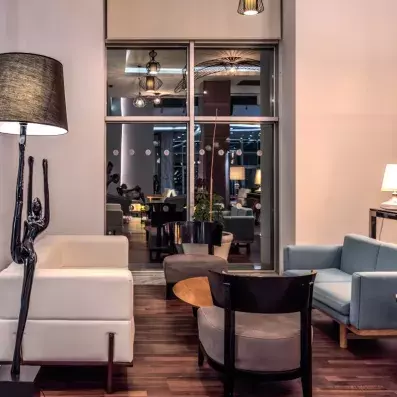 coin salon avec lumière et fauteuils blanc 