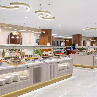 grand comptoir à buffet dans la salle de restaurant