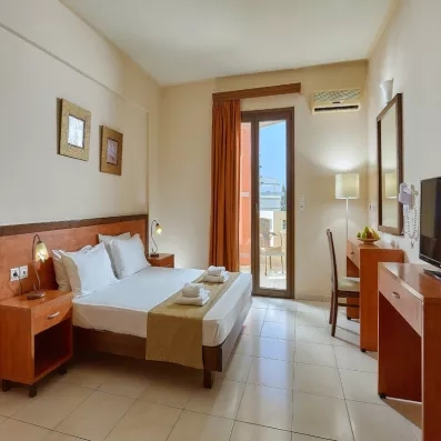 Chambre avec lit  double confortable, porte fenêtre avec vue, TV, coiffeuse