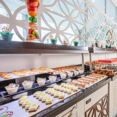 Un buffet de desserts gourmands présentant une grande variété de pâtisseries.
