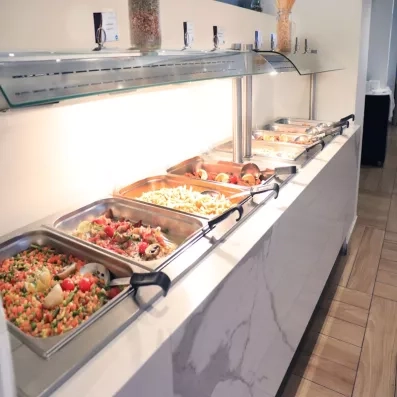 buffet du restaurant de l'hôtel avec plats variés bien présenté