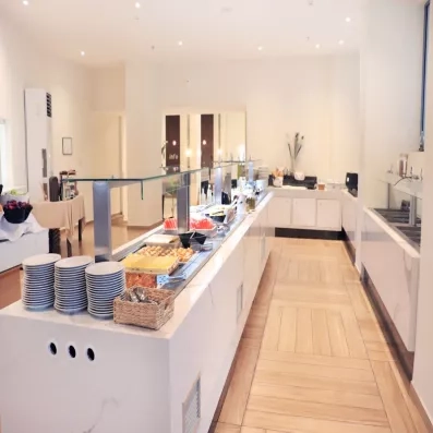 buffet du restaurant de l'hôtel, plats chauds, desserts, boissons 