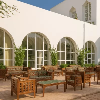 grande terrasse extérieure aménagée, située devant un bâtiment à l’architecture élégante et lumineuse.