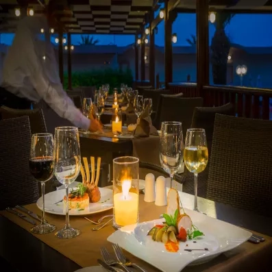 plat chauds servis au restaurant extérieur, ambiance chaleureuse