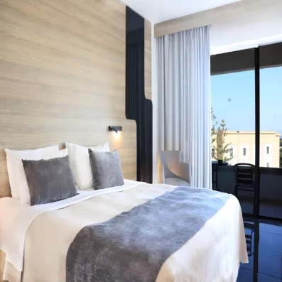 Chambre double avec grand lit, terrasse, balcon, ciel bleu