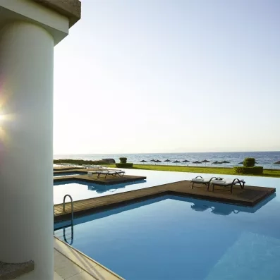 Vue relaxante depuis la piscine, soleil, vue sur mer, jardin