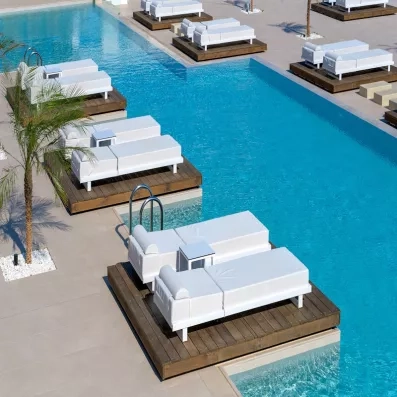 piscine extérieur, transats au bord de la piscine, palmiers, beau temps