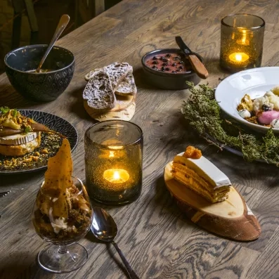 Gastronomie locale et desserts raffinés servis à la table du Grand Arctic Resort, culture culinaire de Laponie.