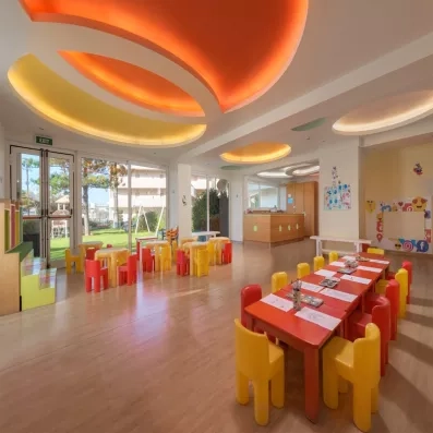 Mini club pour enfant bien spacieux, petites tables et chaises colorées