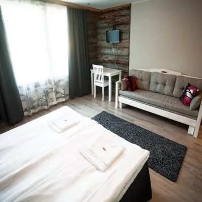 Une chambre chaleureuse mêlant bois rustique, lumière douce et décoration moderne pour une ambiance accueillante.