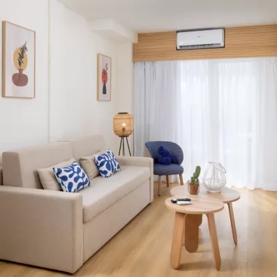 canapé gris avec table basse 