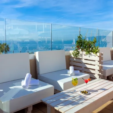 terrasse avec deux fauteuils et une table basse