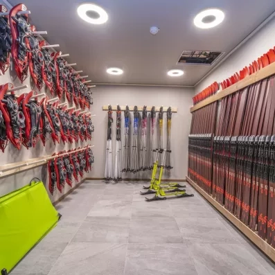 Local de location de skis et raquettes à neige, équipement complet pour explorer la nature sauvage.