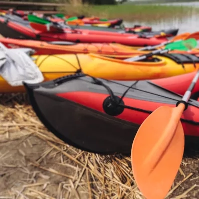 Canoé kayak couleur rouge et orange avec des pagaies 