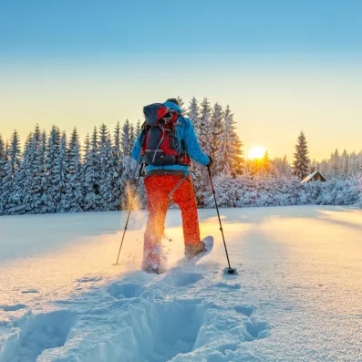 Randonnée en raquettes au coucher du soleil, séjour neige et nature en Laponie, Matarengi Lodge.