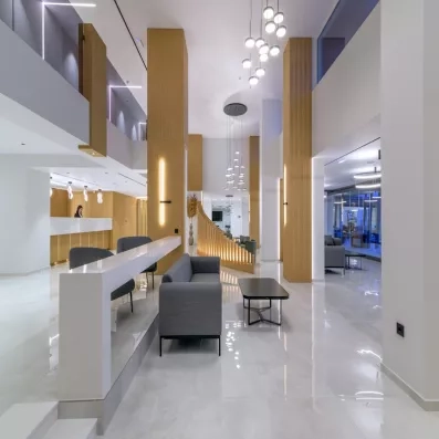 Réception de l'hôtel avec salle d'attente, comptoir d'accueil, luminaire