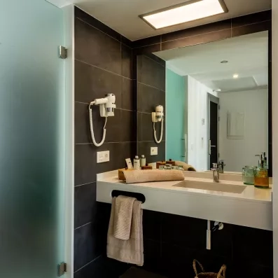Une salle de bain moderne, équipé d'une douche et d'un grand miroir .