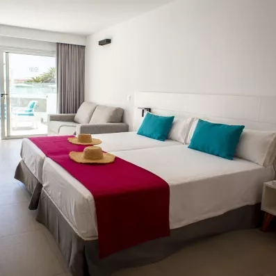 Une chambre spacieuse offrant un lit double, avec un accès direct sur l'extérieur.