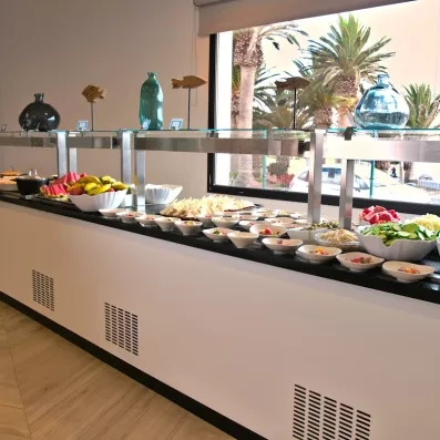 Un buffet proposant une grande variété de salades fraîches, de fruits et de fromages,