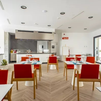 Une salle de restaurant intérieure, meublée de tables et de chaises au design contemporain.