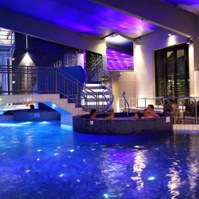 spa avec piscine et bain à remous à l'hôtel levi spa en laponie finlandaise