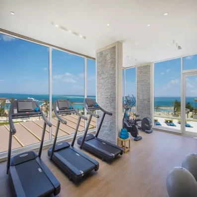 Salle de fitness avec vue mer au Hilton Hurghada Plaza 5* pour un voyage tout compris.