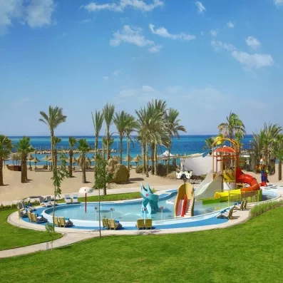 Espace aquatique avec toboggans pour enfants au Hilton Hurghada Plaza 5* pour un voyage en famille.