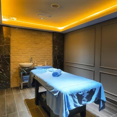 Espace de détente avec une table de massage.
