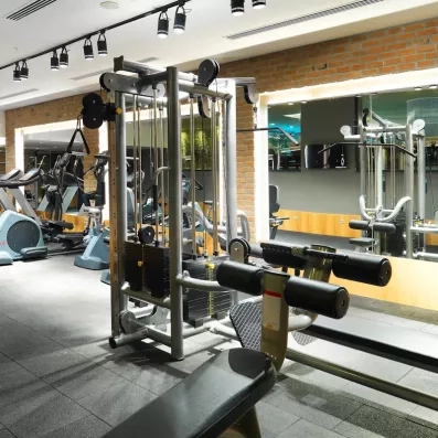 Salle de musculation avec différentes machines.