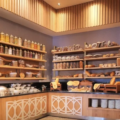 Un buffet en bois composé de différentes variétés de pains.