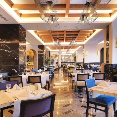 Une salle de restaurant spacieuse et lumineuse décoré de marbre. 