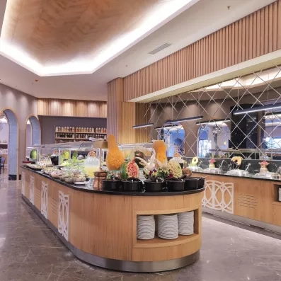 Un grand buffet en îlot centrale, composé de fruits frais.